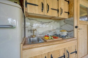 Casa familiar, varias habitaciones (Luxury Glamping House Pia) | Cocina privada | Refrigerador, parrilla de estufa y tetera eléctrica 