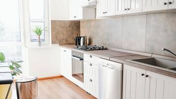 Frigorifero, microonde, forno, piano cottura