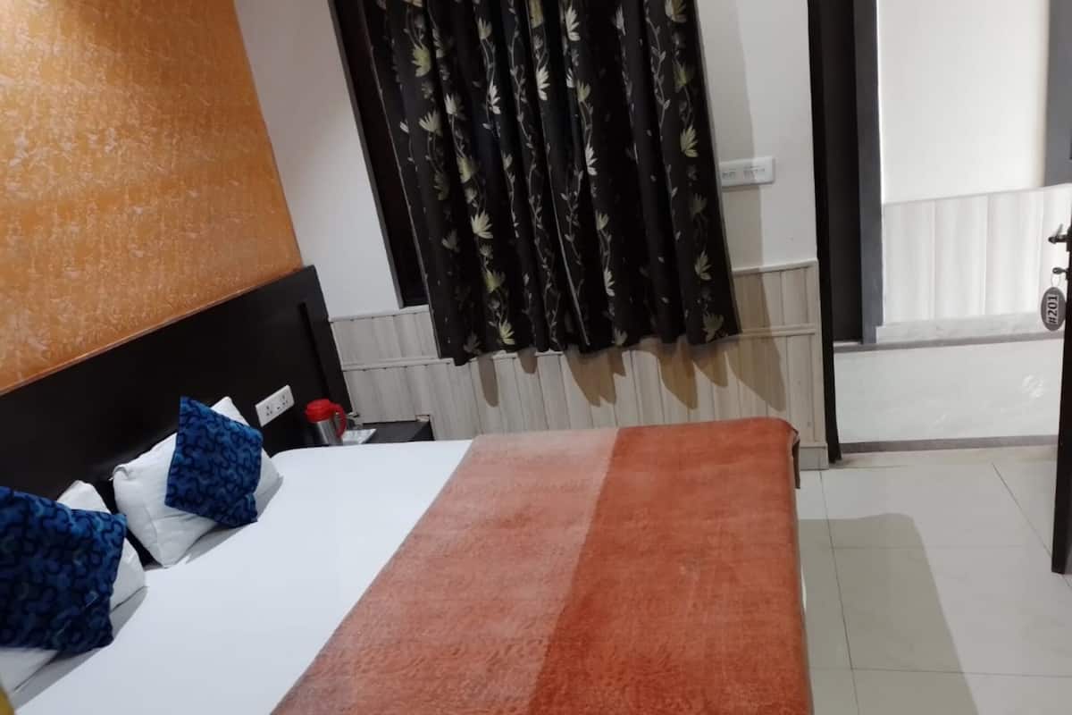 Royal Room, City View | Soundproofing, WiFi (free), bed sheets