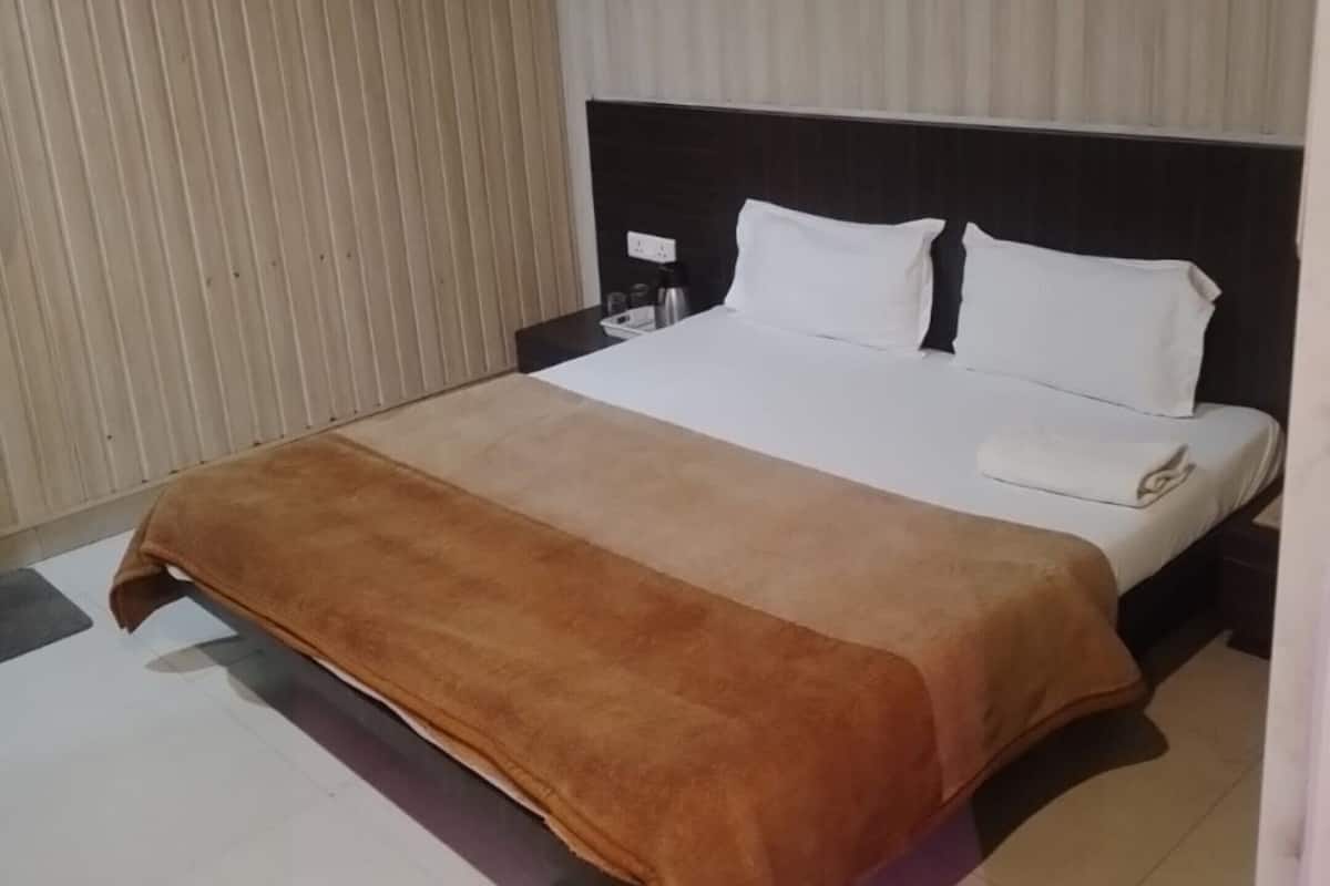 Deluxe Double Room, City View | Soundproofing, WiFi (free), bed sheets