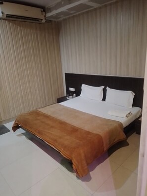 Deluxe Double Room, City View | Soundproofing, free WiFi, bed sheets - Goroomgo Ganga Palace Mathura (Mathura)