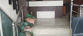 Goroomgo Ganga Palace Mathura