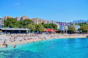 بالقرب من الشاطئ