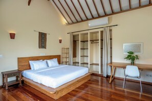 4 bedrooms, iron/ironing board - Yans Family Villa Canggu by Betterplace (Canggu)