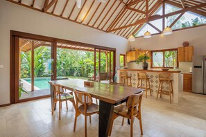 Vila luxo | Opções para refeição no quarto