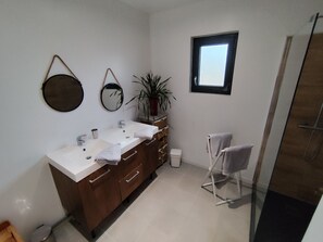 Dusche, Haartrockner, Handtücher, Seife
