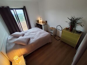 2 quartos, ferros/tábuas de passar roupa, Wi-Fi, roupa de cama