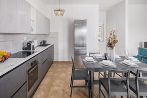 Fridge, microwave, oven, stovetop - Villa Tomichic with Swimming Pool (Labin)