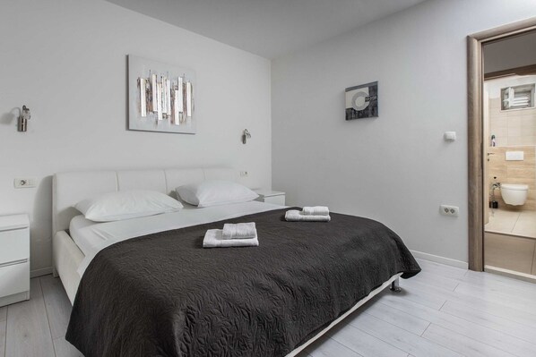 Iron/ironing board, travel cot, free WiFi