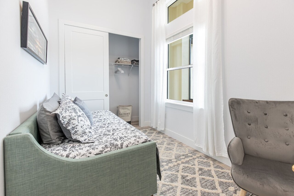 Warm Springs Hideaway with MotherInLaw Suite! Warm Mineral Springs