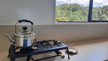 Tetera eléctrica, utensilios de cocina y condimentos