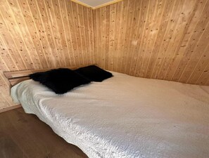Chalet | 2 bedrooms, iron/ironing board, bed sheets