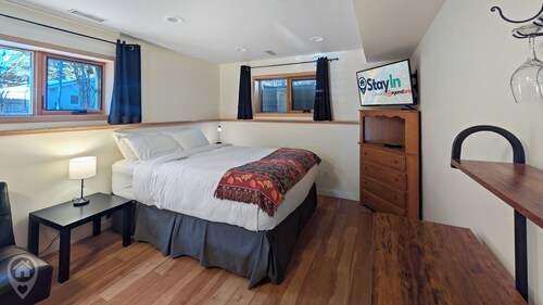 The Burrow - cozy 1 bedroom studio