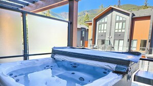A hot tub with a view of a mountain and a modern building in the background. - Nordix Townhome / Private hot tub / New build (Panorama)