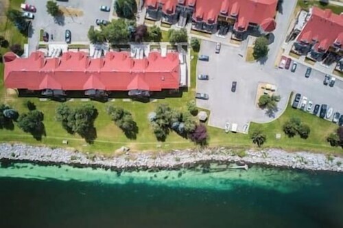 Three story townhouse / Great location