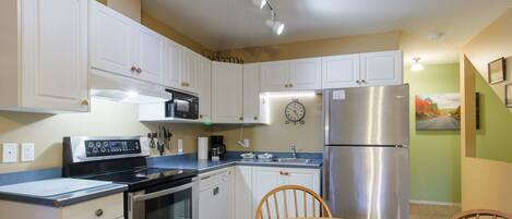 Jääkaappi, mikroaaltouuni, uuni, liesi