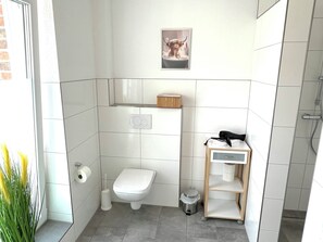 Shower, hair dryer, towels, soap - Vacation apartment "Calypso" Papenburg 2 bedrooms Free Wifi (Papenburg)
