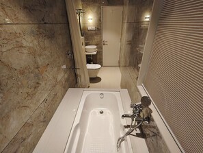 Luxury Studio Suite | Bathroom | Free toiletries, towels, soap, shampoo - Hotel Sonesta Suites Thane (Thane)