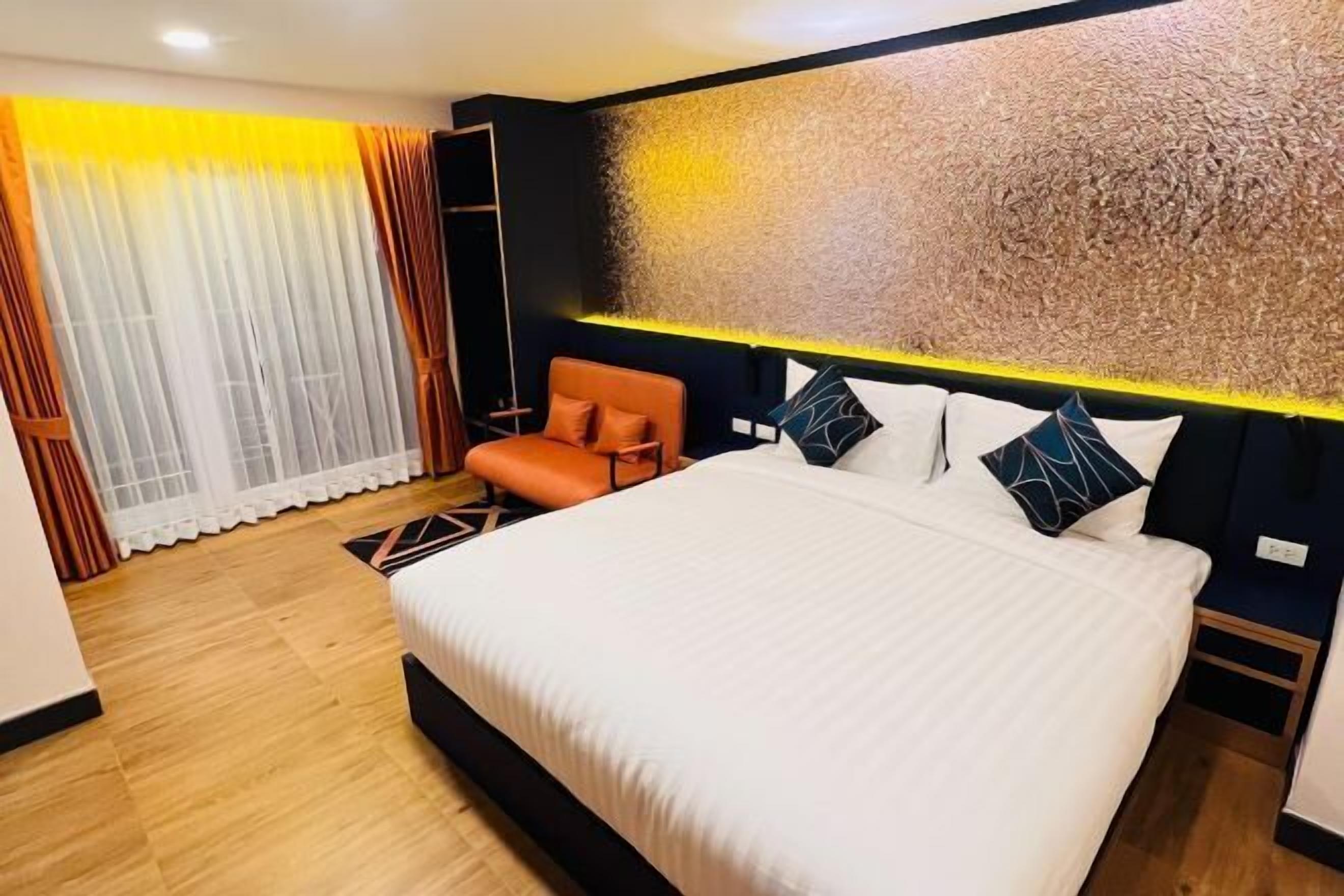 Minibaari, tallelokero huoneessa, työpöytä, äänieristys