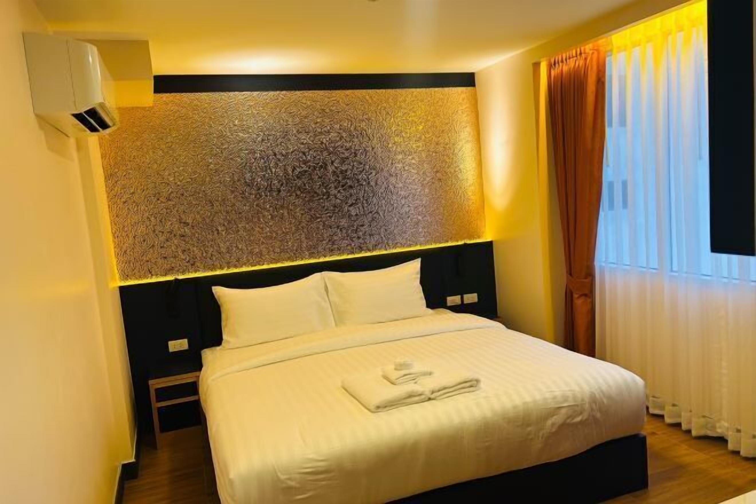 Minibaari, tallelokero huoneessa, työpöytä, äänieristys