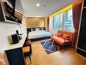 Deluxe Room | Minibar, in-room safe, desk, soundproofing - Emiri Hotel - Nana Bangkok (Bangkok)