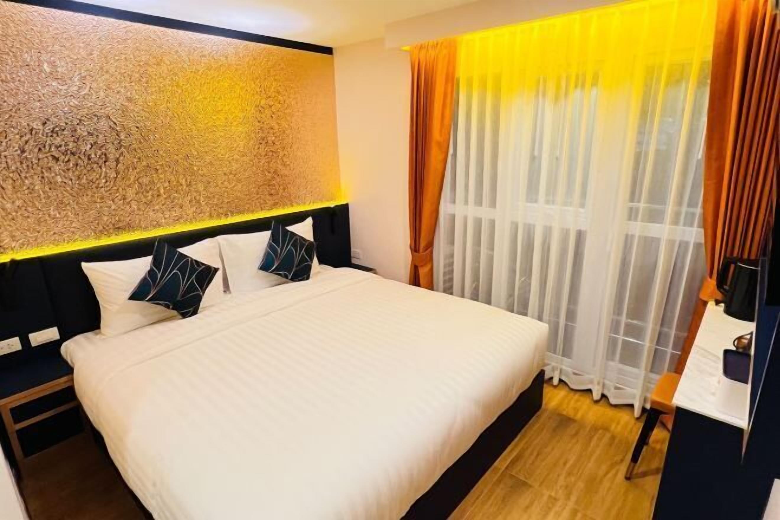 Minibaari, tallelokero huoneessa, työpöytä, äänieristys