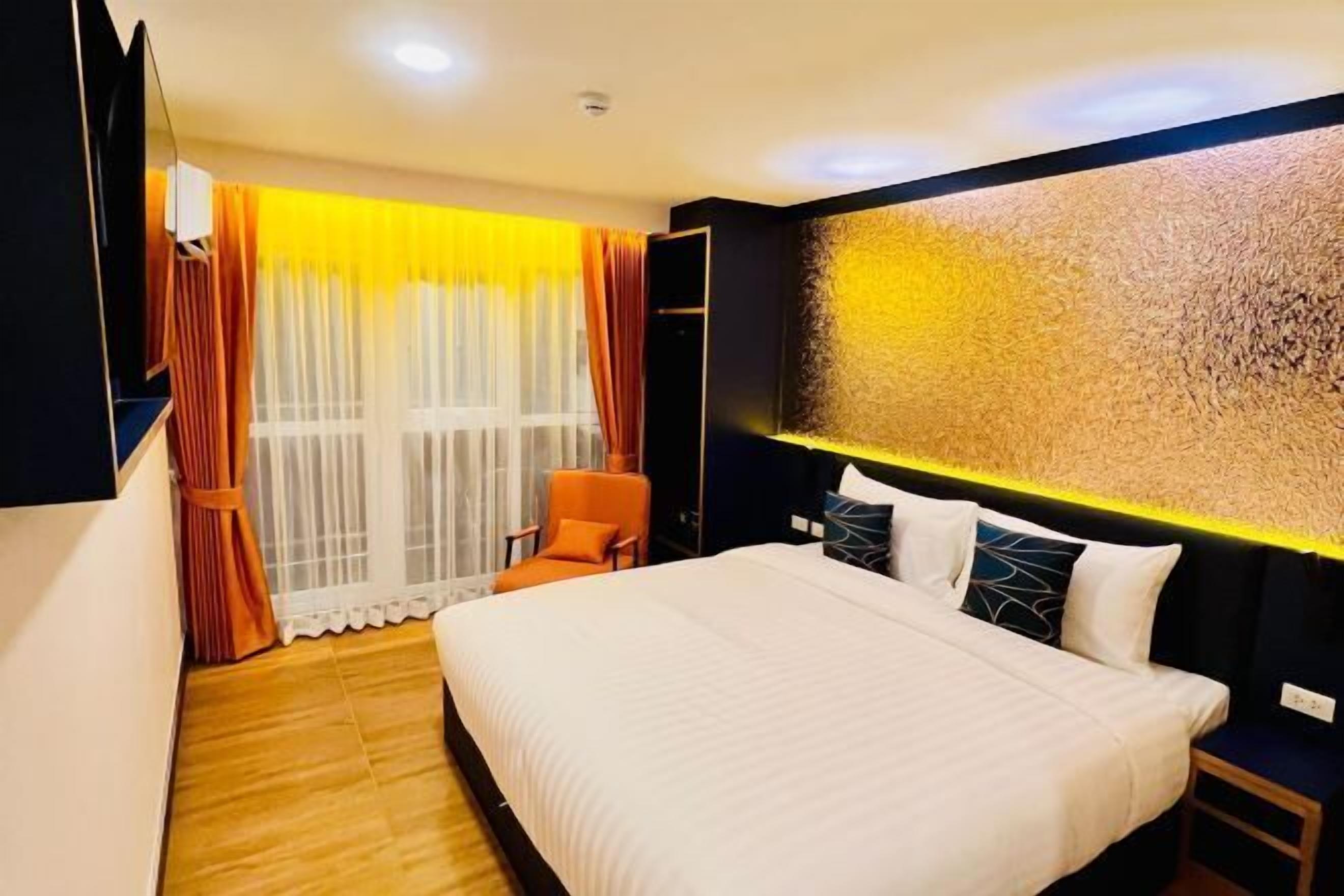 Minibaari, tallelokero huoneessa, työpöytä, äänieristys