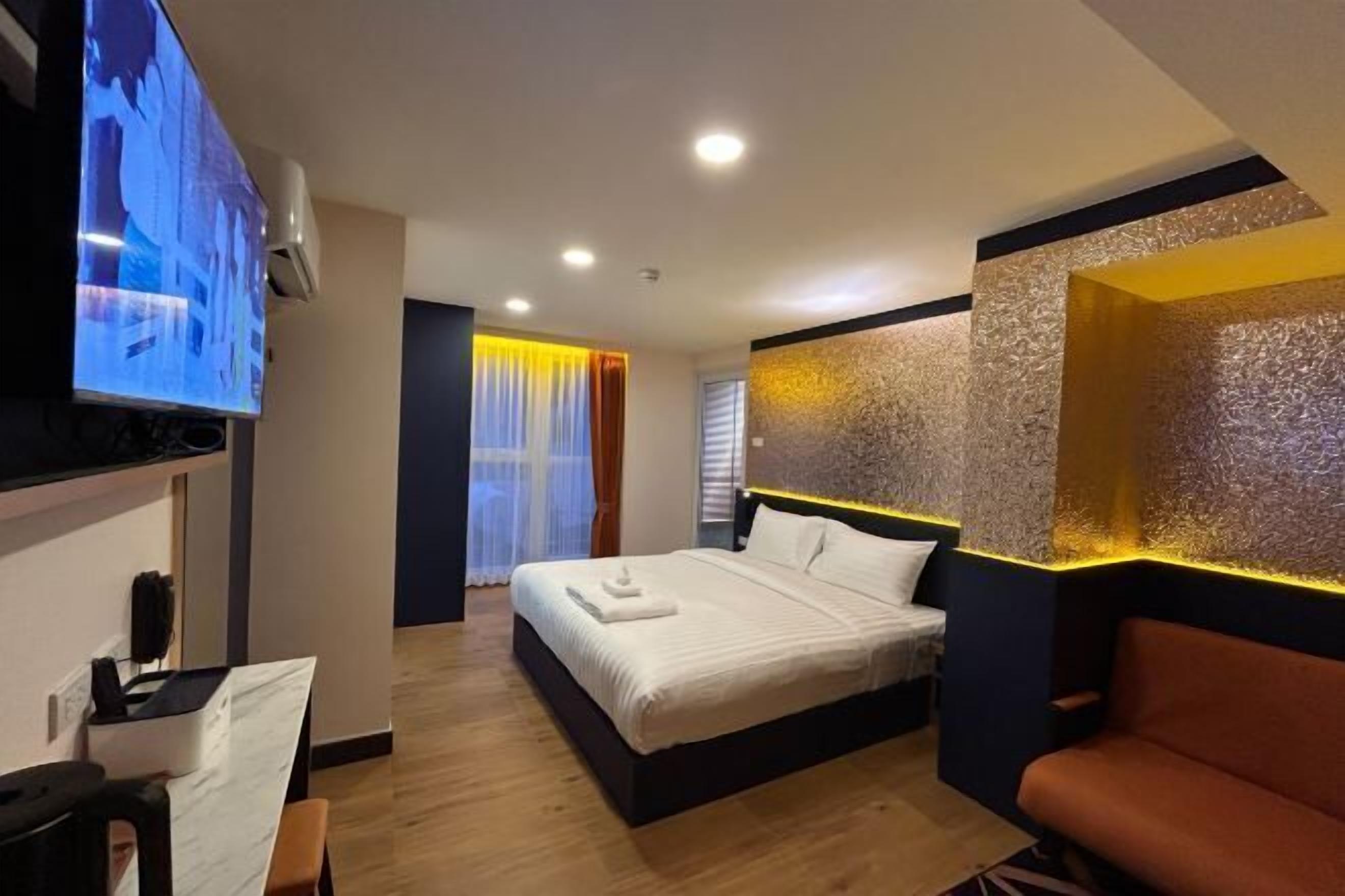 Minibaari, tallelokero huoneessa, työpöytä, äänieristys