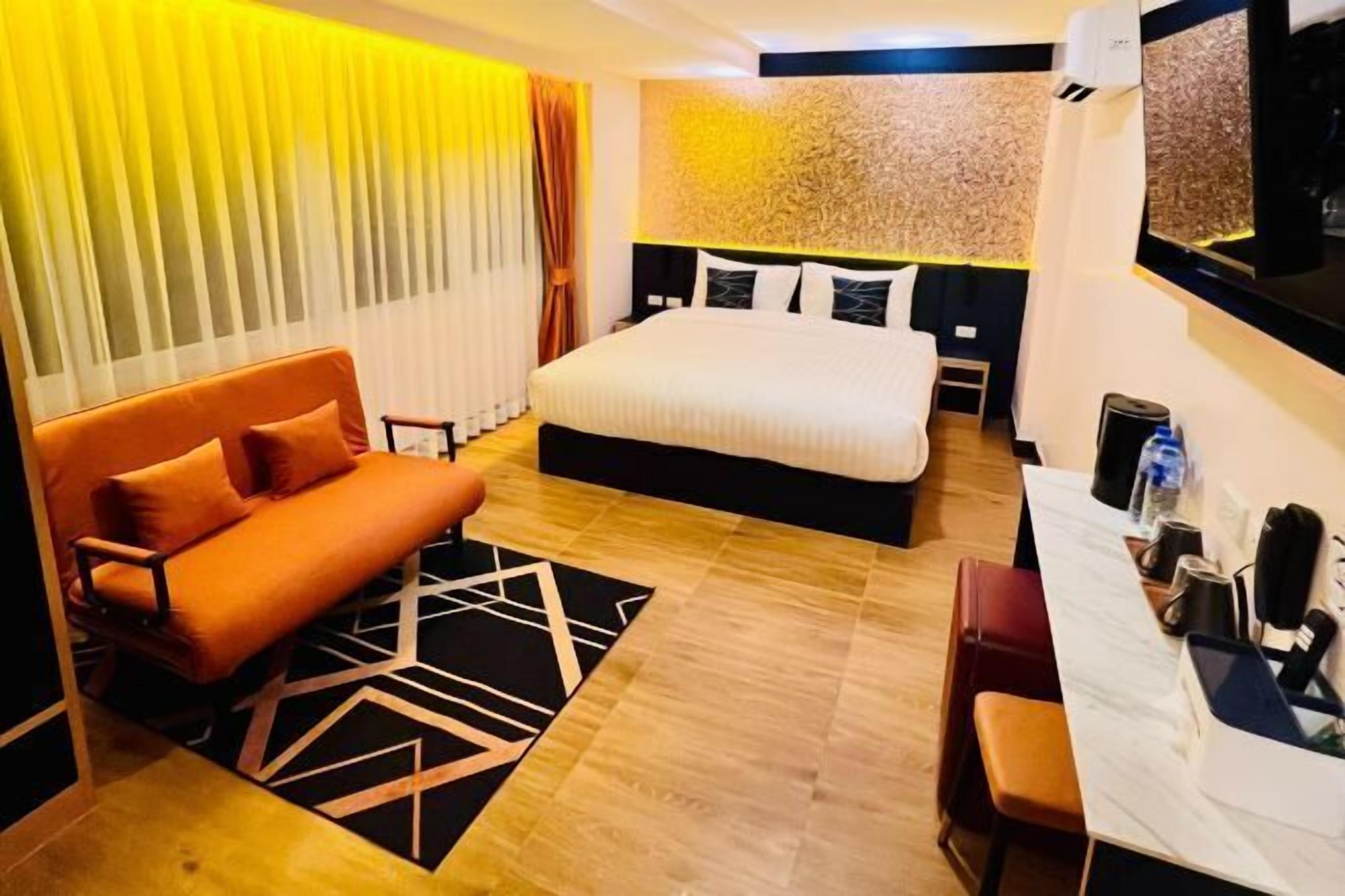 Minibaari, tallelokero huoneessa, työpöytä, äänieristys