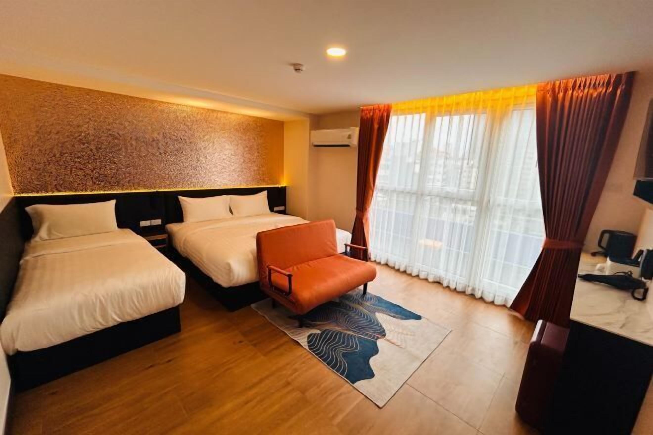 Minibaari, tallelokero huoneessa, työpöytä, äänieristys