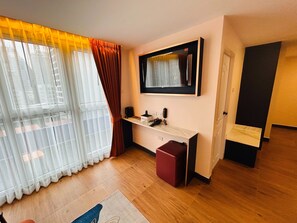 Minibar, in-room safe, desk, soundproofing - Emiri Hotel - Nana Bangkok (Bangkok)