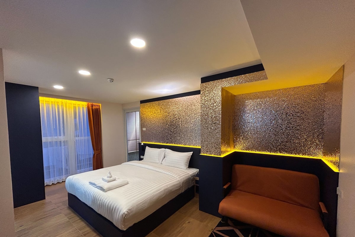 Premium studio suite | Een minibar, een kluis op de kamer, een bureau, geluiddichte muren