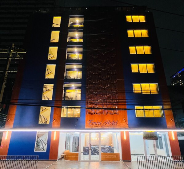 A multi-story building with a sign reading "Emiri Hotel" and "Nana-Bangkok". - Emiri Hotel - Nana Bangkok (Bangkok)