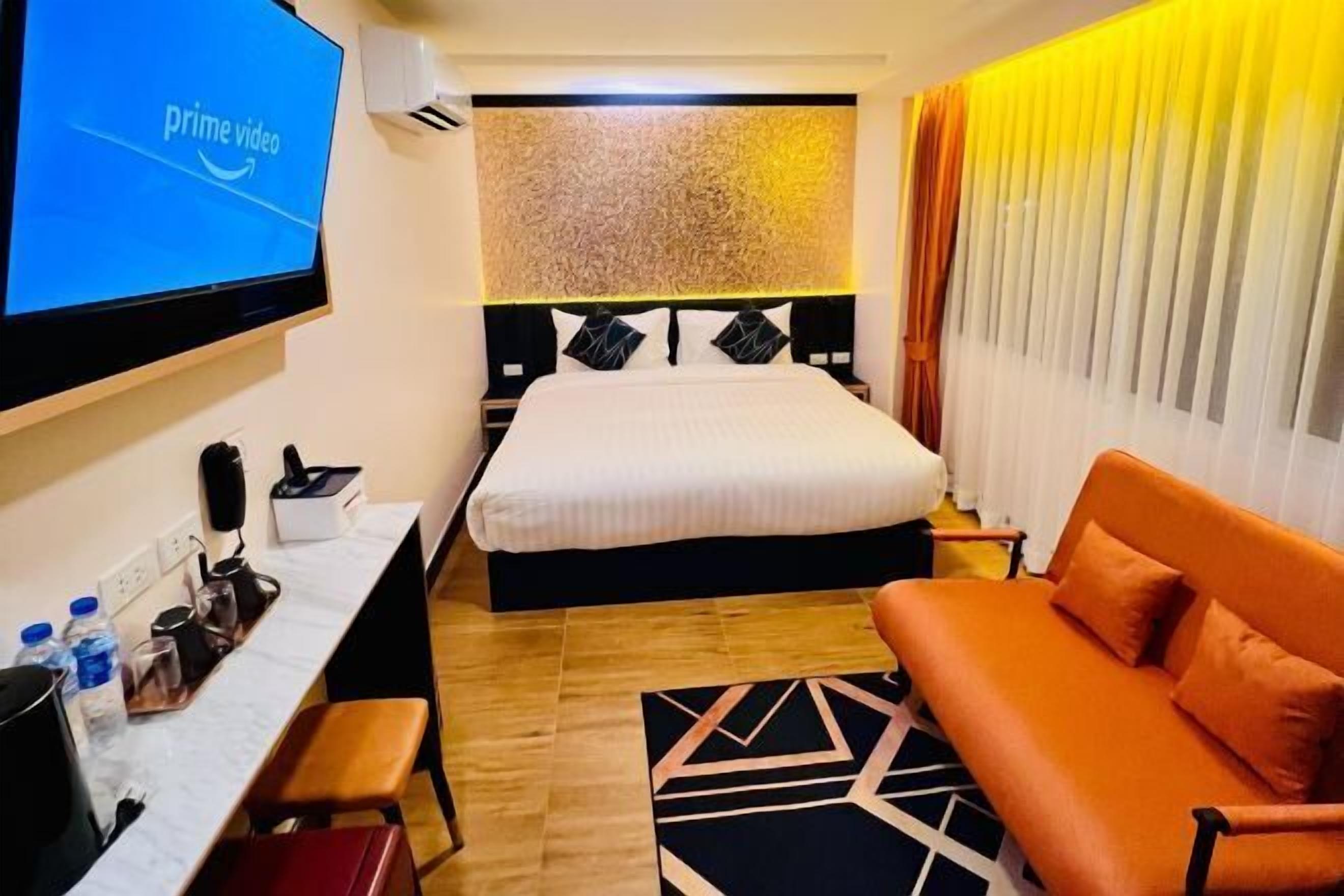 Minibaari, tallelokero huoneessa, työpöytä, äänieristys