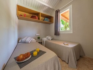 House | 2 bedrooms, individually furnished, bed sheets - Tropical Bungalow With Terrace (El Vendrell)