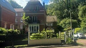 Un edificio de ladrillo tradicional con un letrero que dice "LES FOUGAIRES" y una entrada con reja.