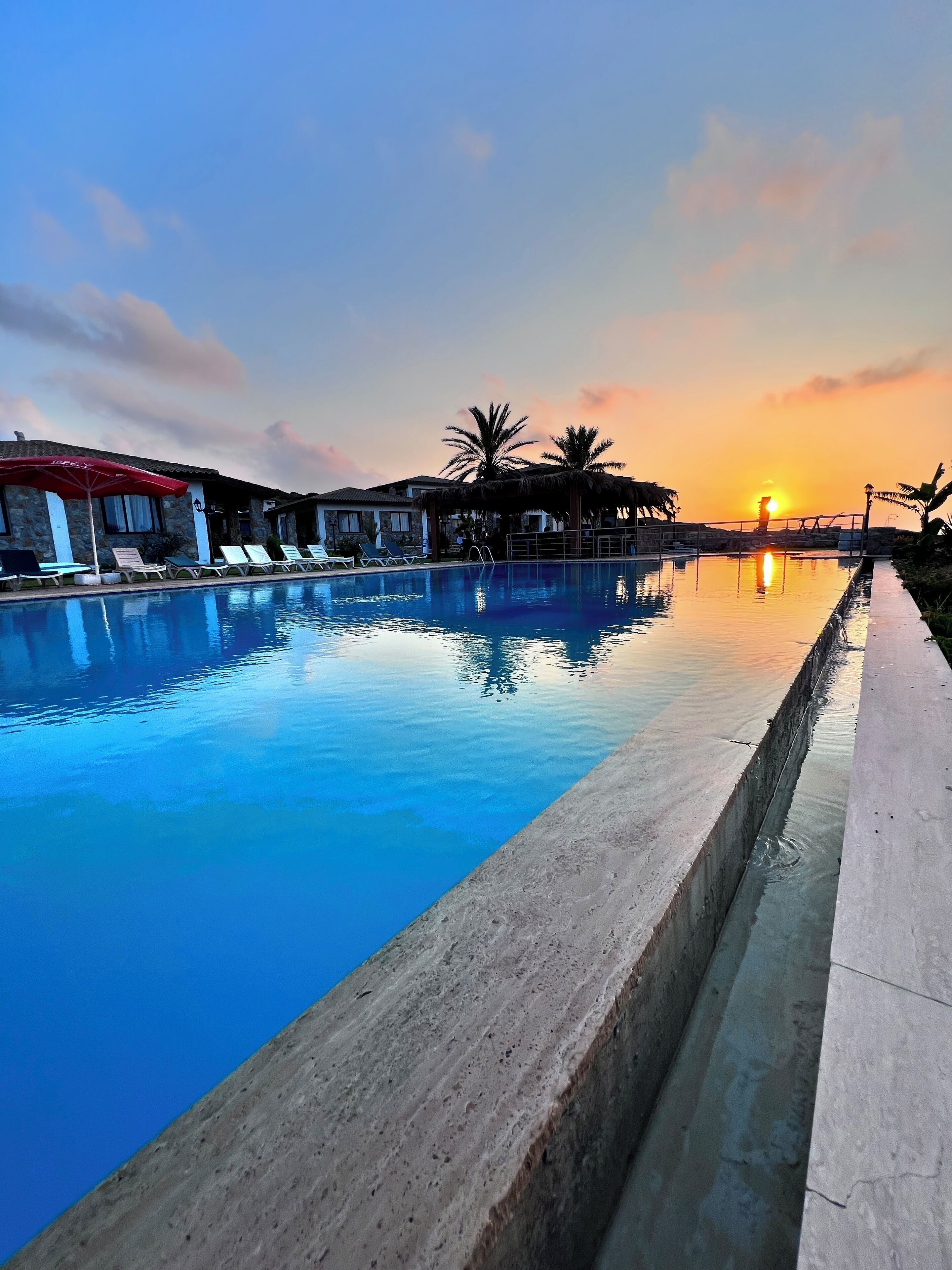 Açık yüzme havuzu, havuz şemsiyeleri, şezlonglar 