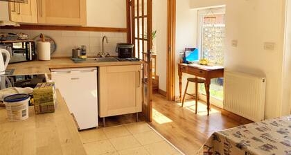 Calm and Spacious Garden Retreat - Pet Friendly