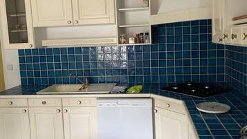 Réfrigérateur, micro-ondes, plaque de cuisson, lave-vaisselle