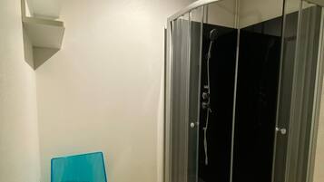 Douche, serviettes fournies, papier toilette