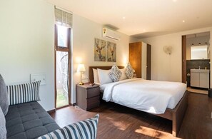 Huvila, 3 makuuhuonetta, näköala puutarhaan, piha-alue | Tallelokero huoneessa, työpöytä, pimennysverhot, ilmainen Wi-Fi