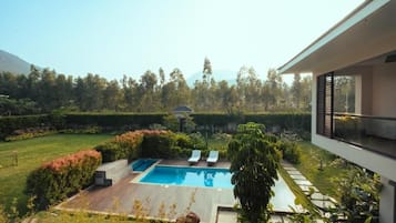 Villa, piscina privata | Una cassaforte in camera, una scrivania, tende oscuranti, Wi-Fi gratuito