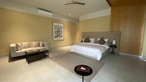 Signature-huvila | Tallelokero huoneessa, työpöytä, pimennysverhot, ilmainen Wi-Fi