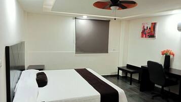 Deluxe kamer, 1 kingsize bed | Een bureau, een laptopwerkplek, gratis wifi, beddengoed