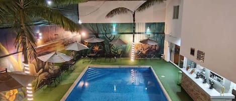 Außenpool, geöffnet von 08:00 Uhr bis 22:00 Uhr, Sonnenschirme