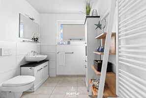 Shower, hair dryer - Biscaya - Sauna, Shower, 360° Panoramic Rooftop Terrace, Floating House (Olpenitz)