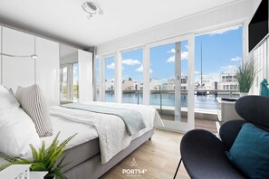 2 bedrooms, iron/ironing board, travel cot, free WiFi - Biscay - houseboat, large terrace, roof terrace, sauna, 3 flat screen TVs (Olpenitz)