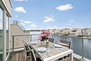 Outdoor dining - Biscaya - Sauna, Shower, 360° Panoramic Rooftop Terrace, Floating House (Olpenitz)