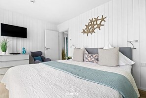 2 chambres, fer et planche à repasser, lit de bébé portatif