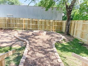 Property grounds - The Local Giraffe ~ w/ firepit, convenient locatio (Mountain View)